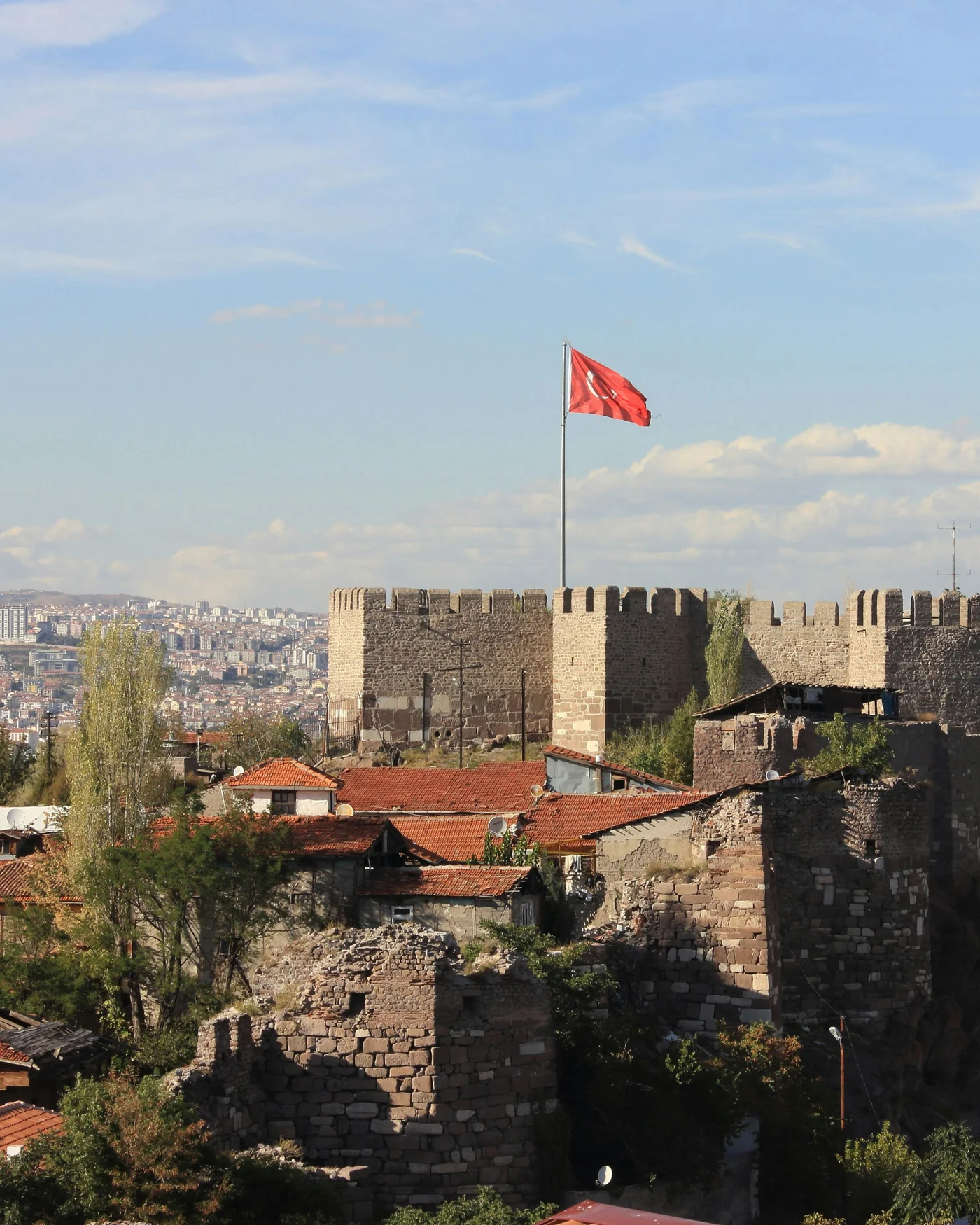 Ankara Kalesi ve eteğindeki evler, burçta Türk bayrağı